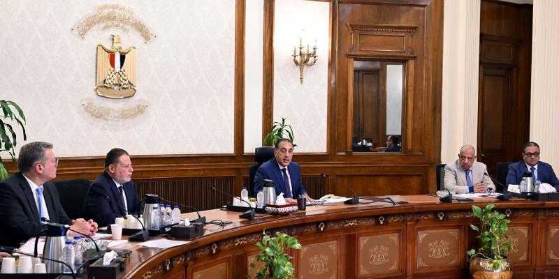 رئيس الوزراء يُتابع خطة تأمين الاحتياجات من المواد البترولية والغاز الطبيعي