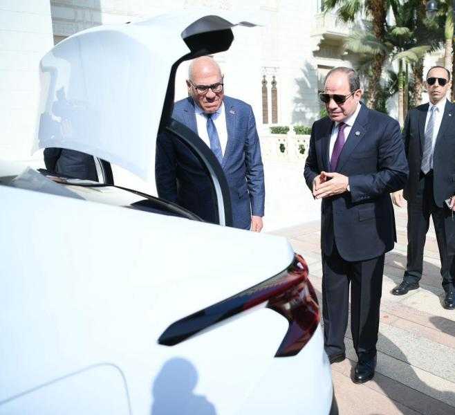 الرئيس السيسي يتفقد سيارات ”سيتروين” المنتجة بمصانع ”العربية للتصنيع”| فيديو