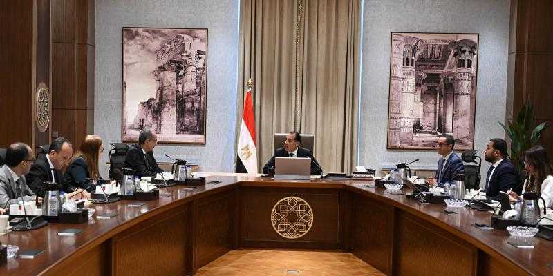 وزير الاتصالات يستعرض المجالات التي يمكن طرحها لتحقيق مُستهدفات برنامج الطروحات الحكومية