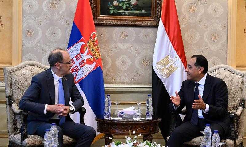 رئيس الوزراء يستقبل نظيره الصربي بمطار القاهرة الدولي