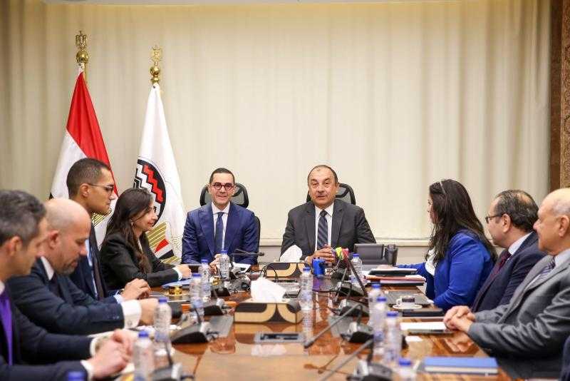 وزيرا قطاع الأعمال والاستثمار يبحثان الترويج للفرص الاستثمارية بقطاع الغزل والنسيج
