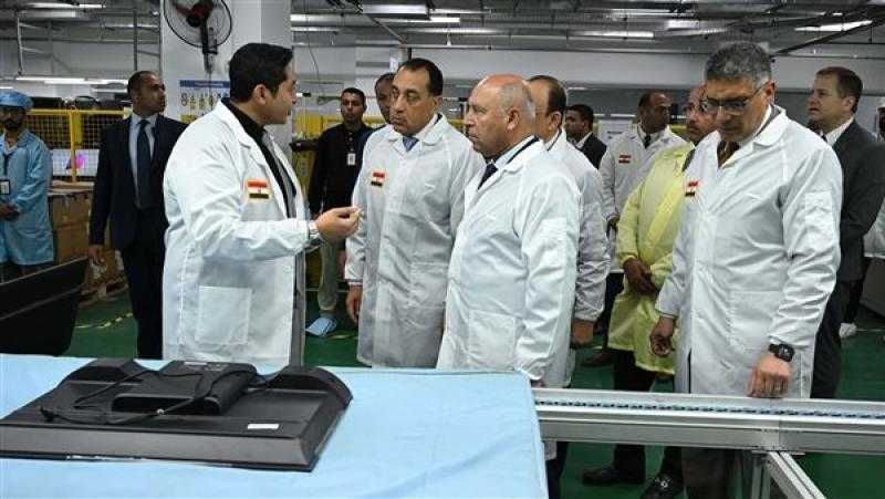 رئيس الوزراء يتفقد مشروع تصنيع أجهزة شاشات التليفزيون والهواتف المحمولة بمصنع «صافي جروب»