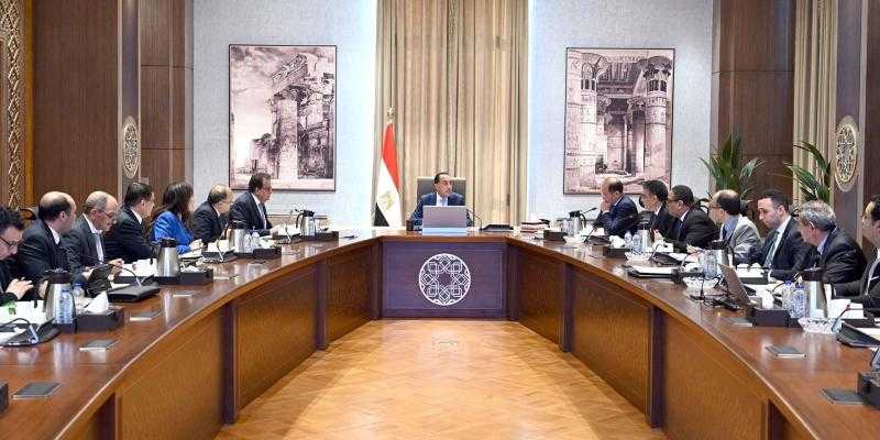 رئيس الوزراء يتابع موقف توفير الأدوية والمُستلزمات الطبية