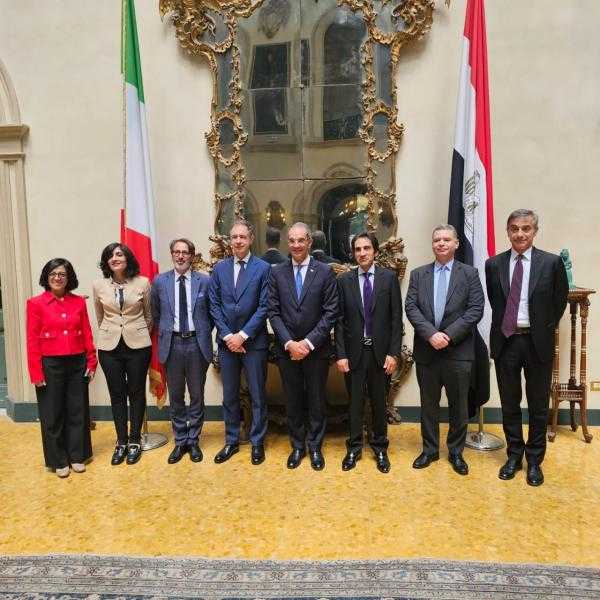 وزير الاتصالات يبحث فى إيطاليا جذب استثمارات فى التعهيد والتكنولوجيا