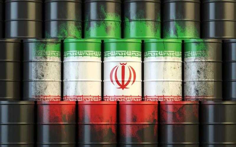 إيران تواصل تصدير النفط وتنقل مخزونها العائم قرب الصين