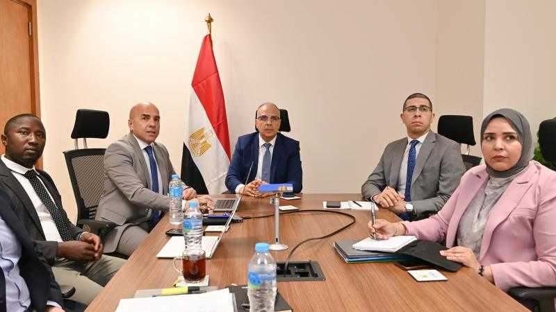 وزير الري يُناقش التعاون مع الجامعة الأمريكية بمجال ”التحلية للإنتاج الكثيف للغذاء”