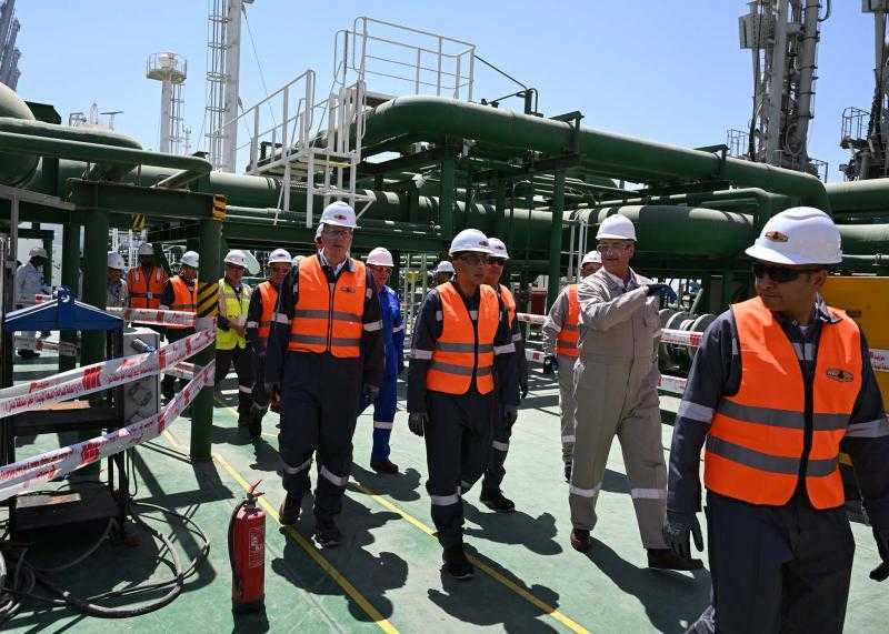 رئيس الوزراء يتفقد سفينة تغييز الغاز الطبيعي المسال ”Energos Eskimo” بالعين السخنة| صور