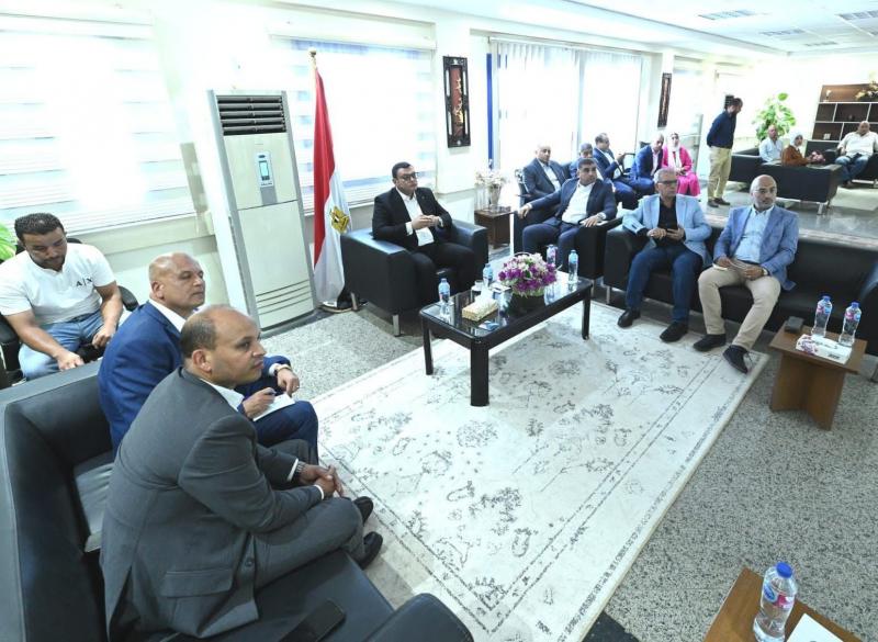 وزير الإسكان يتفقد المركز التكنولوجي لخدمة المواطنين بجهاز مدينة بدر