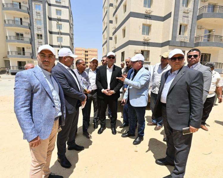 وزير الإسكان يتفقد أعمال تطوير المحاور والطرق الرئيسية ومشروعا سكنيا فى بدر