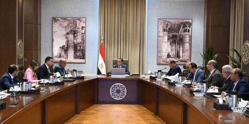رئيس الوزراء يُتابع موقف المديونية المستحقة لشركات ”الكهرباء” لدى عدد من الوزارات