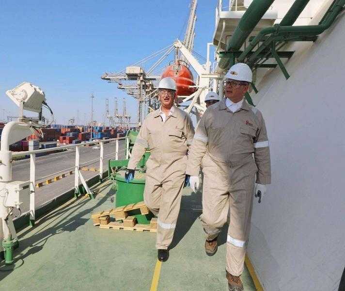 وزير البترول والثروة يتفقد المراحل النهائية لتجهيزات سفينة التغييز ”Energos Eskimo”