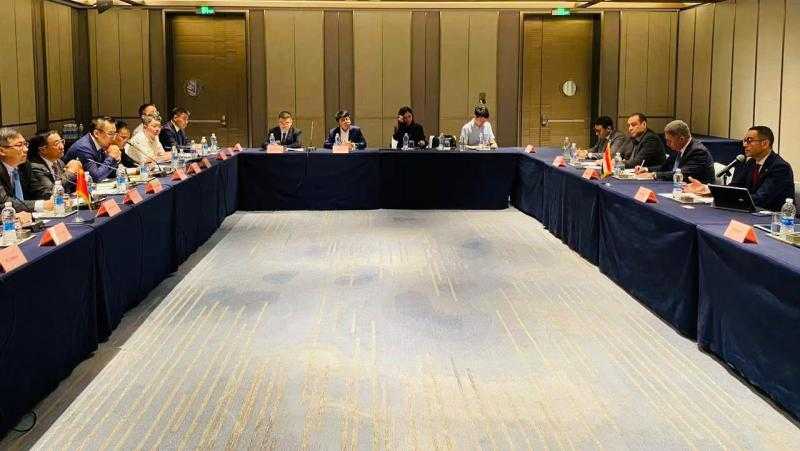 وزير الاستثمار يعقد مائدة مستديرة مع كبرى الشركات بـ”تيانجين” الصينية