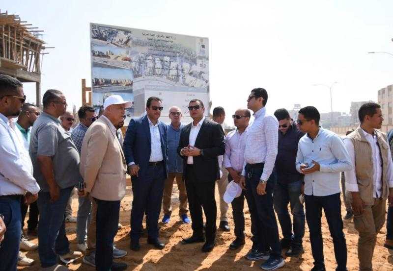 يضم 520 وحدة.. وزير الإسكان يتفقد مشروع ”ديارنا” بالعاشر من رمضان