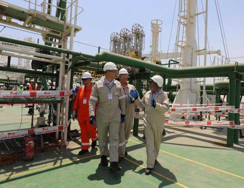 وزير البترول يتفقد تجهيزات سفينة التغييز ”Energos Eskimo” بميناء العين السخنة| صور