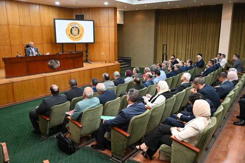 وزير الصناعة يُمهل منتجي الأسمنت شهرًا لتشغيل خطوط الإنتاج المتوقفة