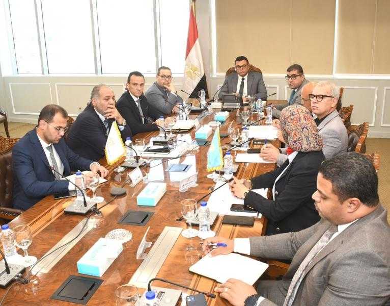 وزير الإسكان يتابع المشروعات التنموية المنفذة بالسويس الجديدة