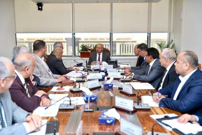 تضم المترو والمونوريل.. وزير النقل يتابع الموقف التنفيذي لعدد من المشروعات المشتركة مع ”ألستوم” الفرنسية