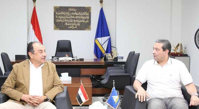 وزير قطاع الأعمال ومحافظ دمياط يبحثان تطوير الصناعات النسيجية وتنمية الأصول الفندقية