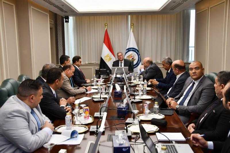 وزير البترول يجتمع مع مسؤولي شركة ”أديس” المالكة للبارج البحري ”أدمارين 12”