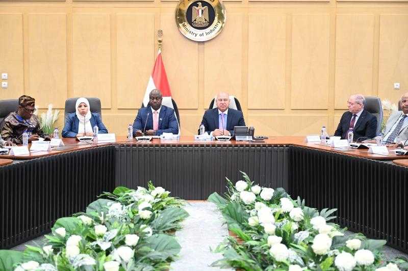 وزير النقل يلتقي نظيره من سيراليون لبحث تدعيم التعاون المشترك في مجالات النقل