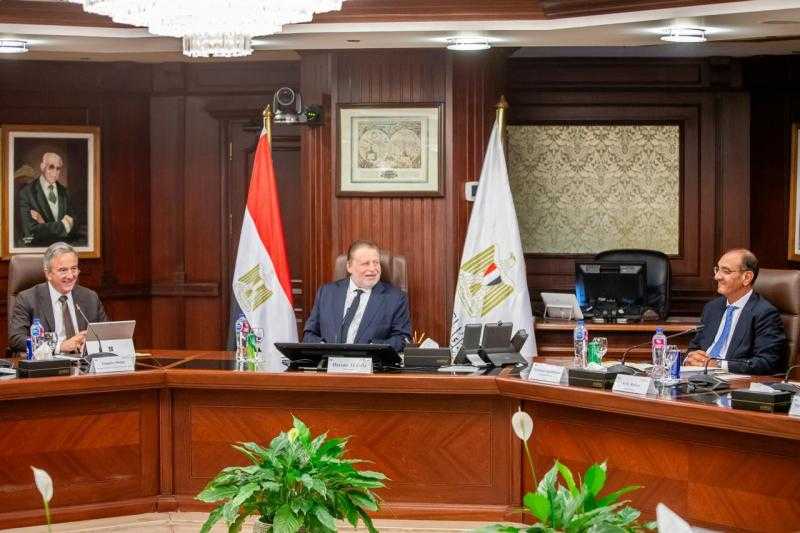 محافظ البنك المركزي يبحث مع ”الأوروبي لإعادة الإعمار” أوجه التعاون المشترك