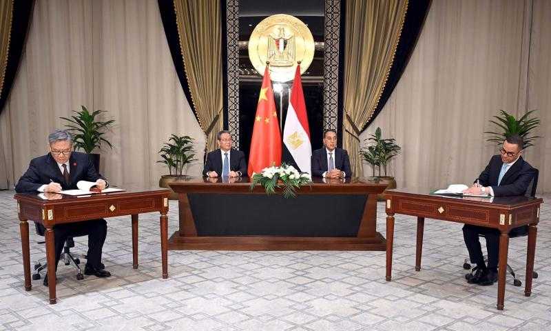 رئيس الوزراء ورئيس مجلس الدولة الصيني يشهدان توقيع وثائق لتعزيز التعاون