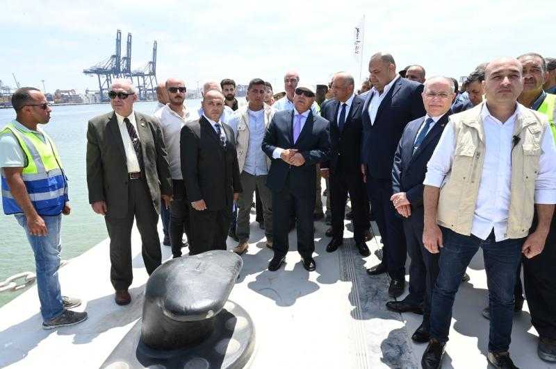 تضم محطة لتخزين الحبوب.. وزير النقل يتفقد المشروعات بمينائي الإسكندرية والدخيلة