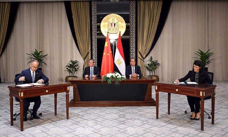 تضم أول اتفاق لمبادلة الديون.. مصر والصين توقعان 5 وثائق لدفع العلاقات الاستراتيجية