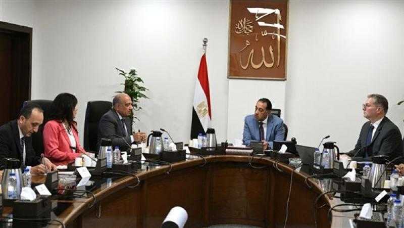 رئيس الوزراء يتابع مع وزيري الكهرباء والبترول جهود تأمين الوقود اللازم للمحطات