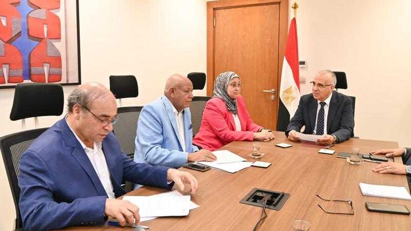 وزير الري يوجه بمعاينة أحد المواقع على ترعة الكلابية لتحديد أعمال التطوير المطلوبة