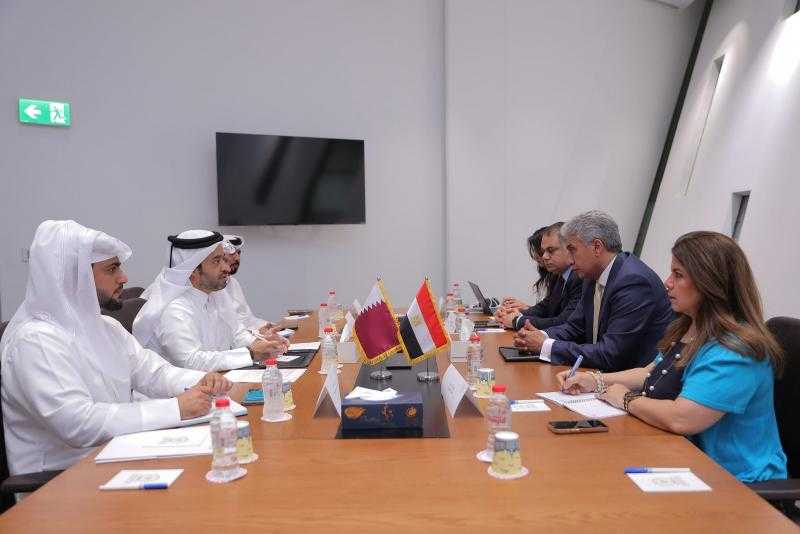 وزير السياحة والآثار يستقبل رئيس هيئة قطر للسياحة لبحث سبل تعزيز التعاون السياحي بين البلدين