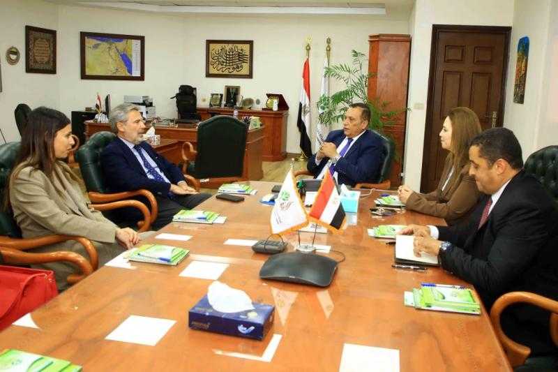 ”الريف المصري الجديد” تبحث الاستفادة من الخبرات الإيطالية في الزراعة التعاقدية ومعالجة مياه الري