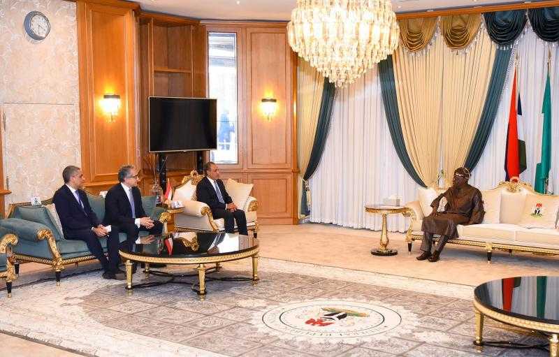 وزير الخارجية يناقش مع الرئيس النيجيري تعزيز التعاون في مجالي التجارة والاستثمار