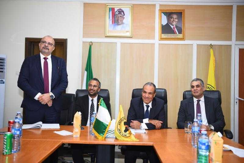 وزير الخارجية يطلع على المشروعات التي تنفذها ”المقاولون العرب” في نيجيريا
