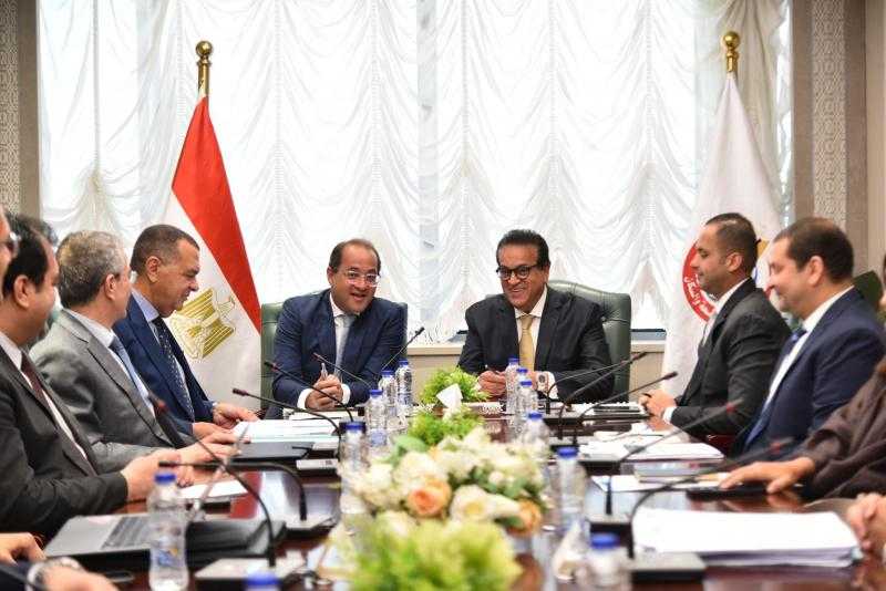وزراء الصحة والمالية والاستثمار يبحثون استدامة تمويل ”التأمين الصحي الشامل”