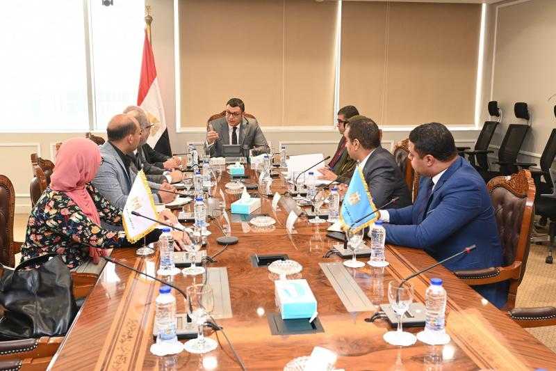 وزير الإسكان يتابع مشروع المماشي السياحية بالشيخ زايد