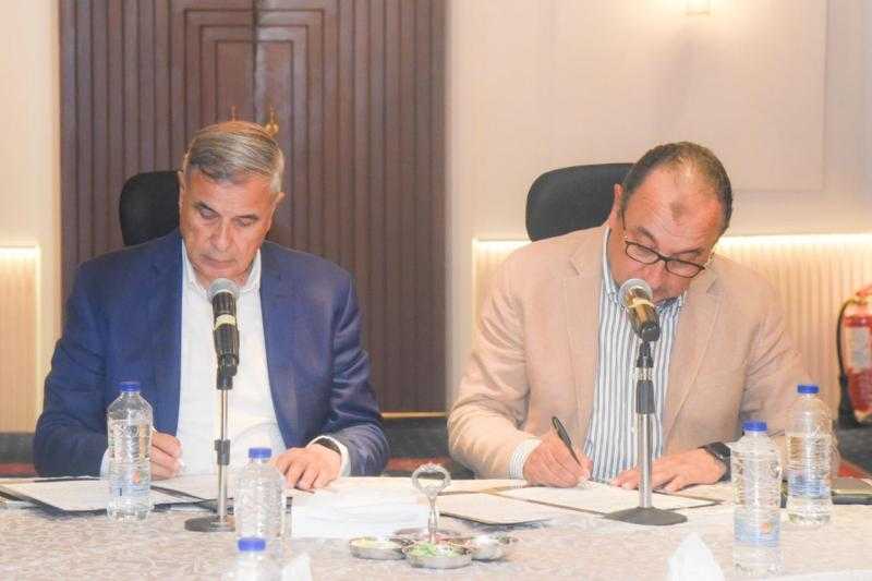 ”قطاع الأعمال” ومحافظة الإسكندرية توقعان برتوكولًا لتوريد 120 أتوبيسًا يعمل بالغاز الطبيعي