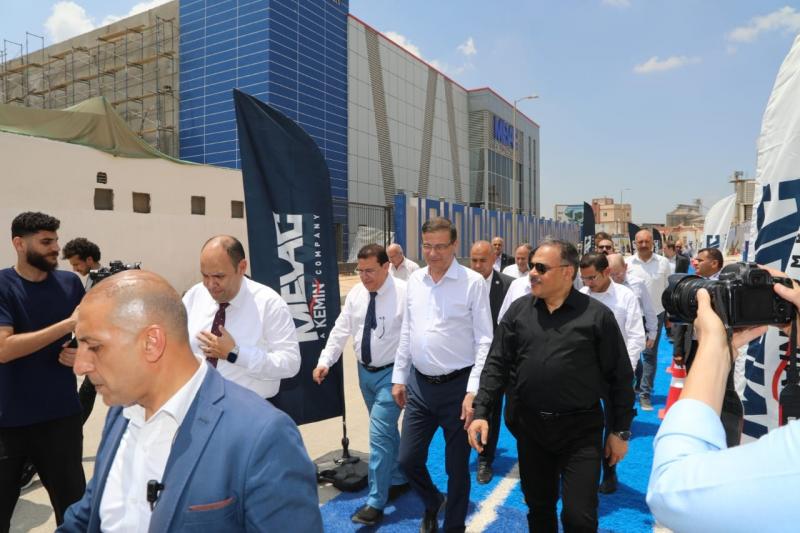 وزير الزراعة ومحافظ الشرقية يتفقدان أكبر مصنع لقاحات بيطرية في الشرق الأوسط