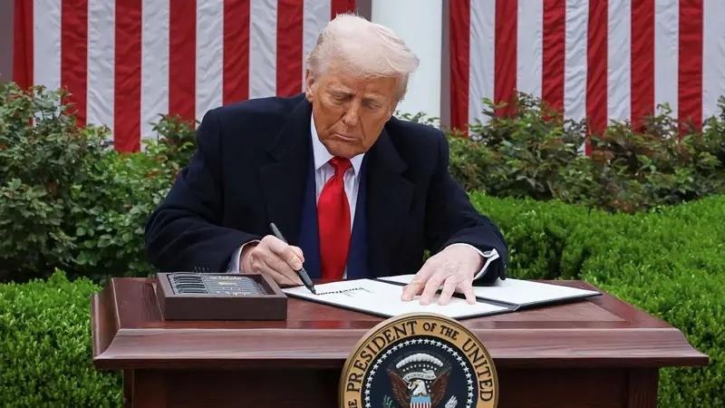مسؤول أمريكي يستبعد خفض الرسوم التي أعلنها ترامب الأسبوع الماضي