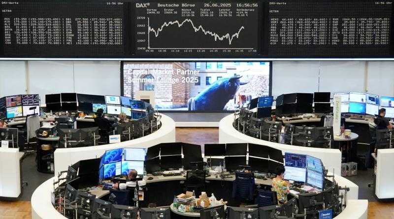 تباين المؤشرات الأوروبية مع ترقب لقاء ترامب وقادة المنطقة