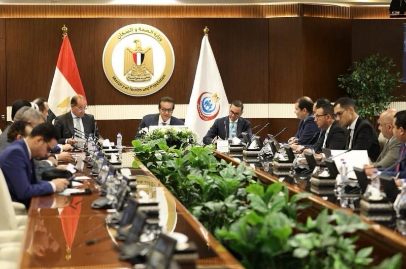 وزير الصحة يتابع موقف ملف المساهمة التكافلية بمنظومة التأمين الصحى الشامل