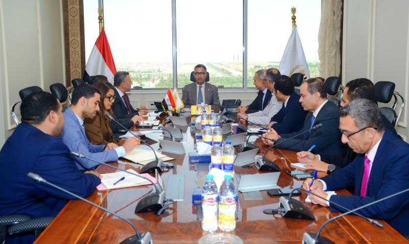 وزير التموين: يناقش الضوابط الرقابية لموسم ”الأوكازيون الصيفي”