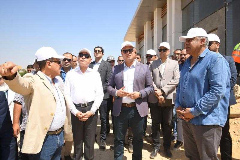 وزير الإسكان ومحافظ القاهرة يتفقدان مشروع ”حدائق تلال الفسطاط”