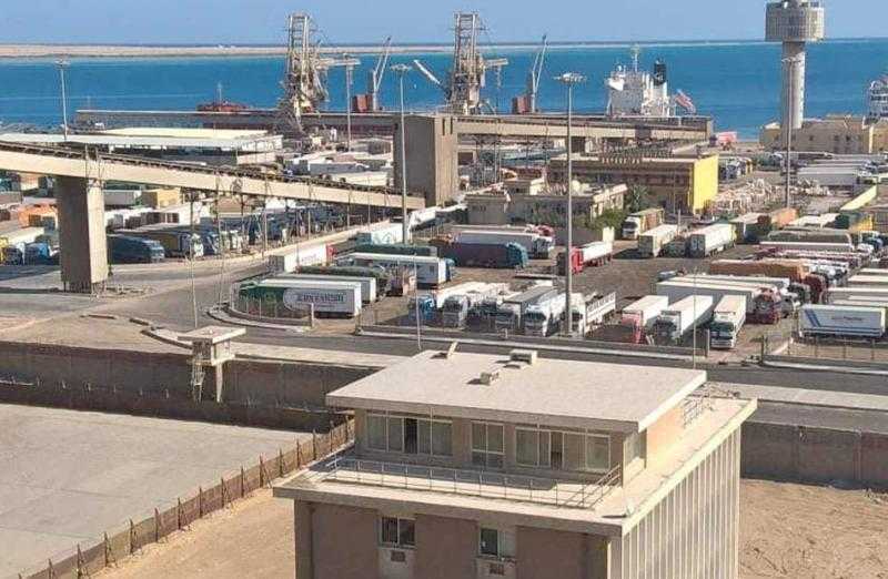 تداول 14 ألف طن بضائع و925 شاحنة بمواني البحر الأحمر
