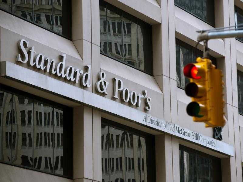 ستاندرد آند بورز: صناديق الملكية الخاصة تضخ المليارات في شركات متعثرة