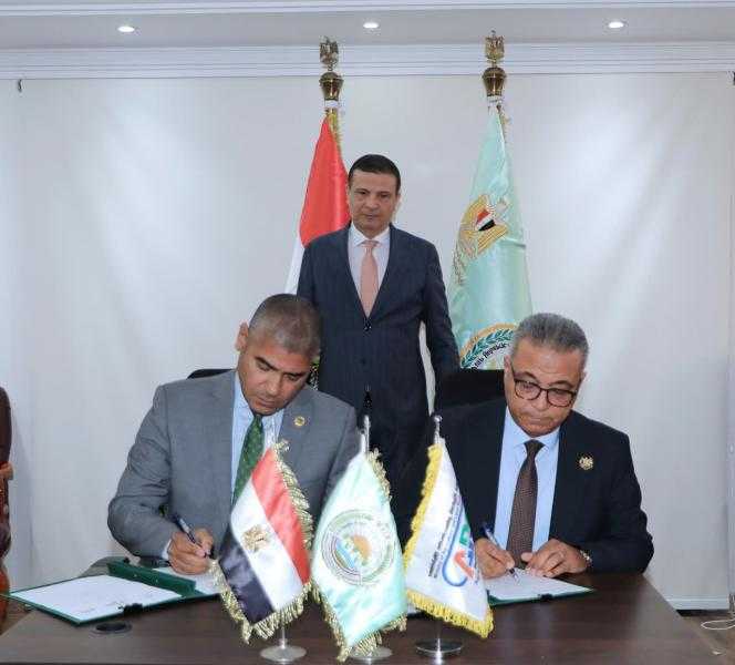 وزير الزراعة يشهد توقيع بروتوكول تعاون لتصنيع آلات تطويش الذرة محليًا