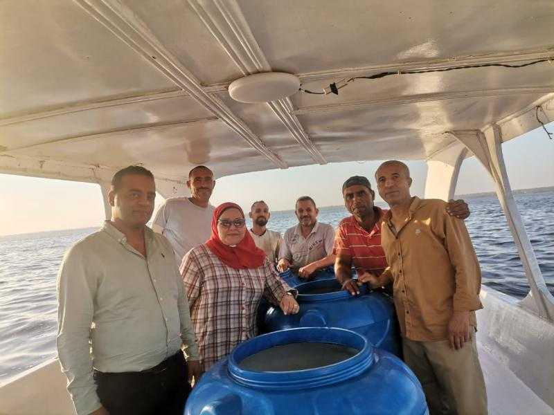 إطلاق الدفعة الرابعة من يرقات الجمبري في بحيرة قارون ضمن خطة تنميتها| صور