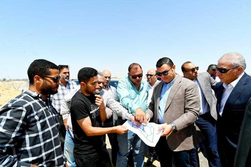 وزير الإسكان يتفقد تنفيذ المرافق بـ”جنيفة” في مدينة الشروق