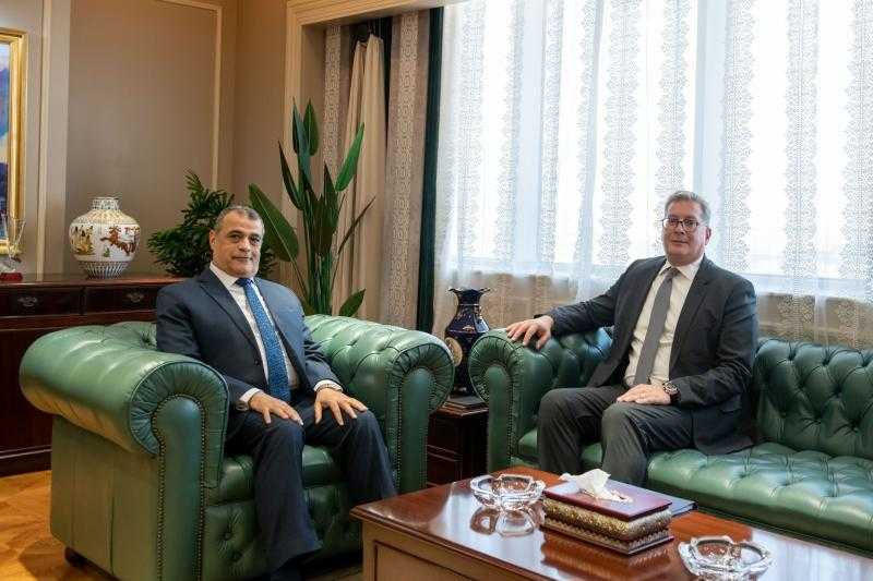 منها العدادات والأتوبيسات.. وزيرا الإنتاج الحربي والبترول يبحثان مشروعات التعاون المشتركة