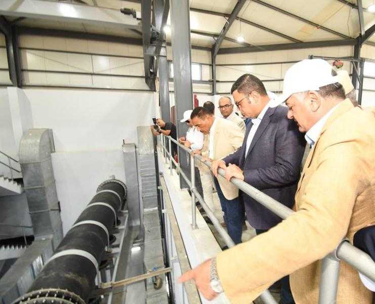وزير الإسكان يتفقد محطة تحلية مياه البحر الرملية بمطروح